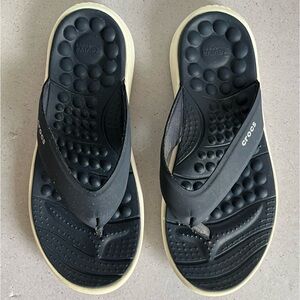 CROCS Women's 8 Navy Foam Rubber Thong Sandals Air Bubbles Footbed Slip On Shoes